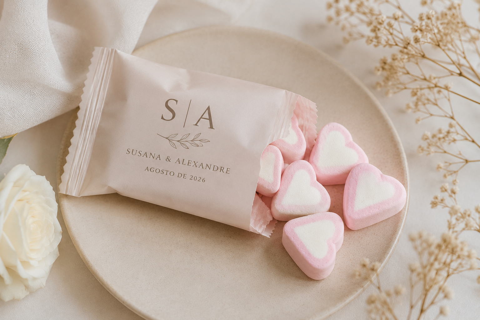 Balas em forma de coração rosa e branco com embalagem personalizada em prato bege