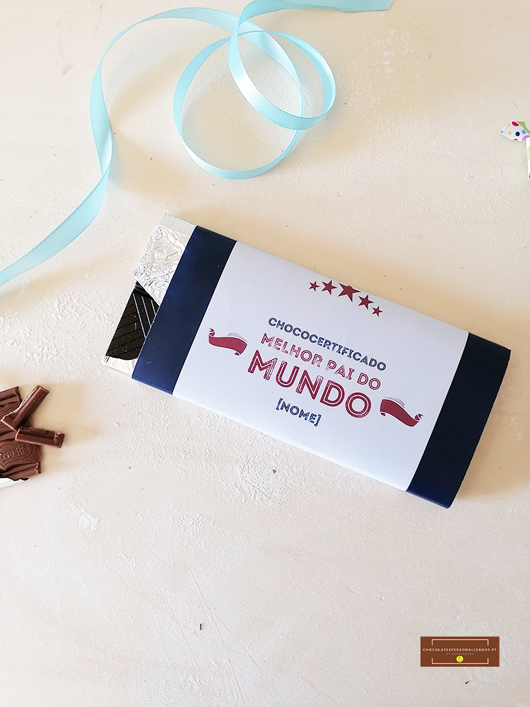 Barra de chocolate preto com embalagem dizendo 'MELHOR PAI DO MUNDO' sobre fundo branco