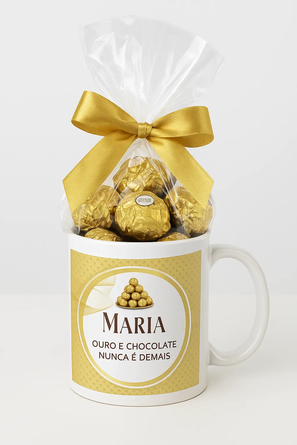 Caneca com bombons dourados e laço dourado