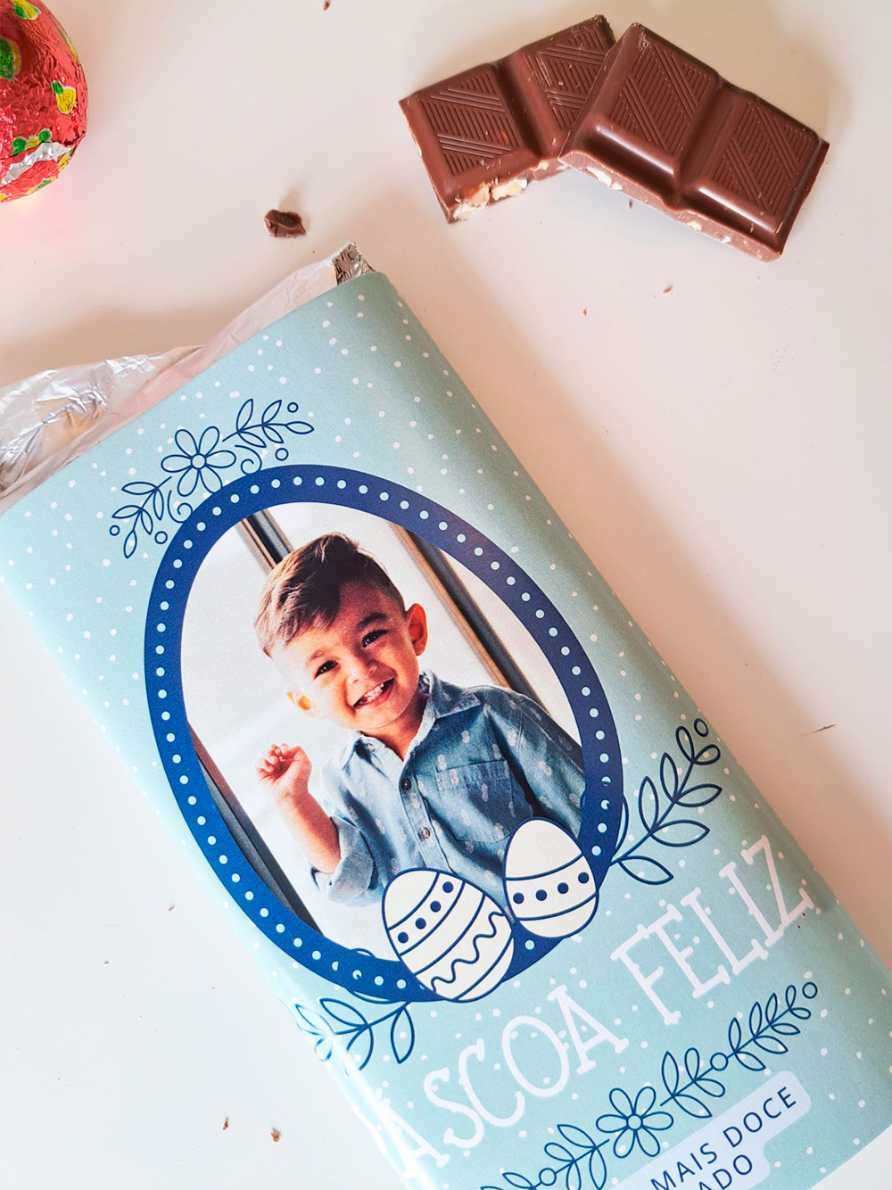 Barra de chocolate com embalagem azul e foto de criança para Páscoa
