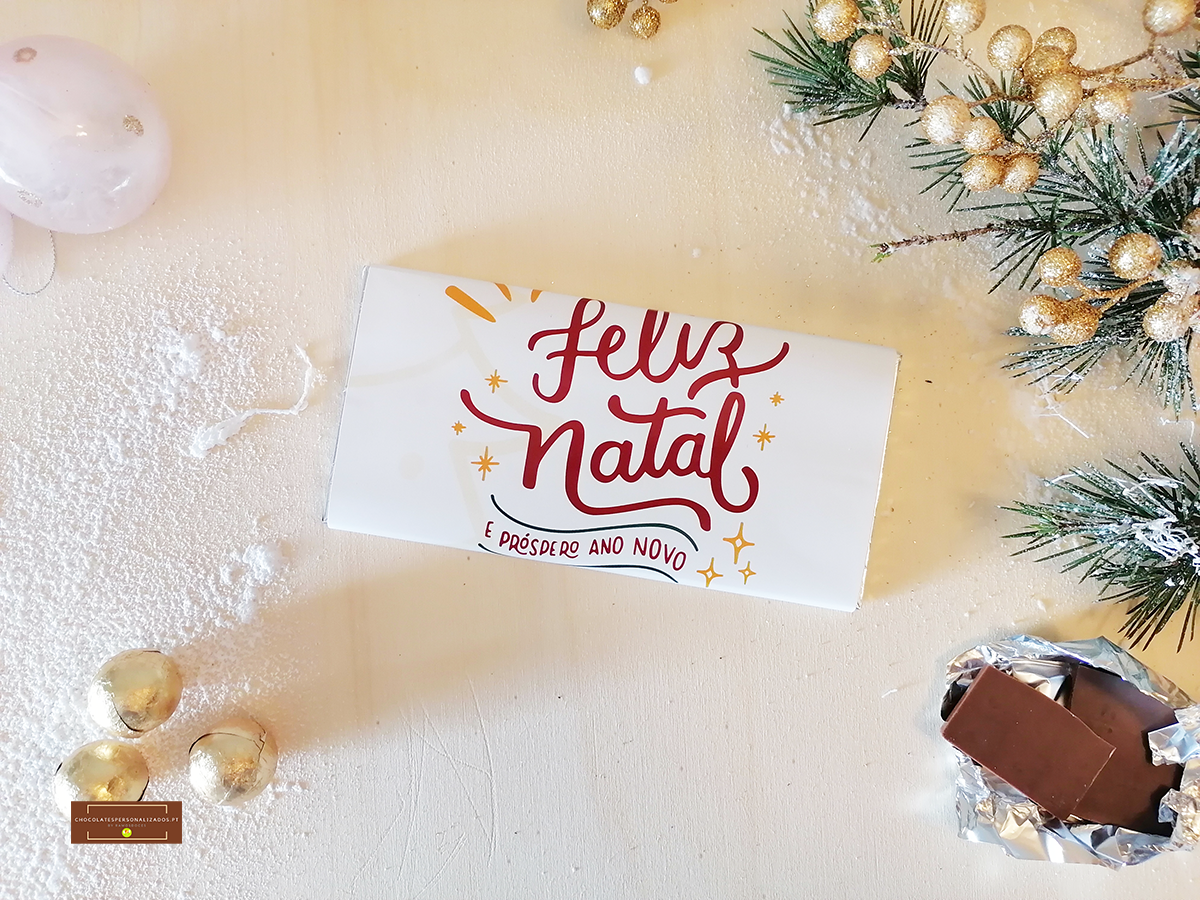 Chocolate embrulhado com mensagem de Natal e enfeites