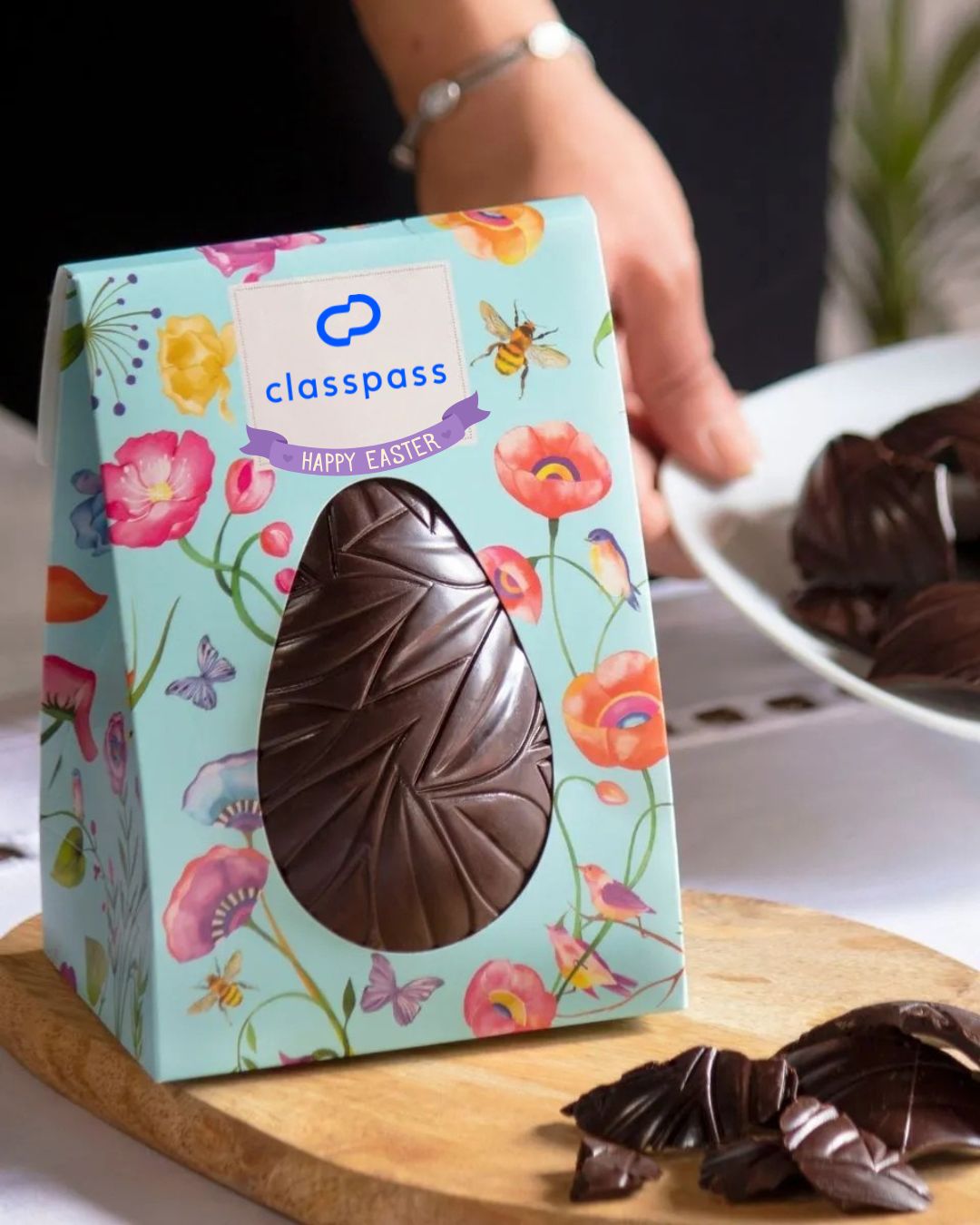 Ovo de Páscoa de chocolate numa caixa azul decorada com flores e abelha