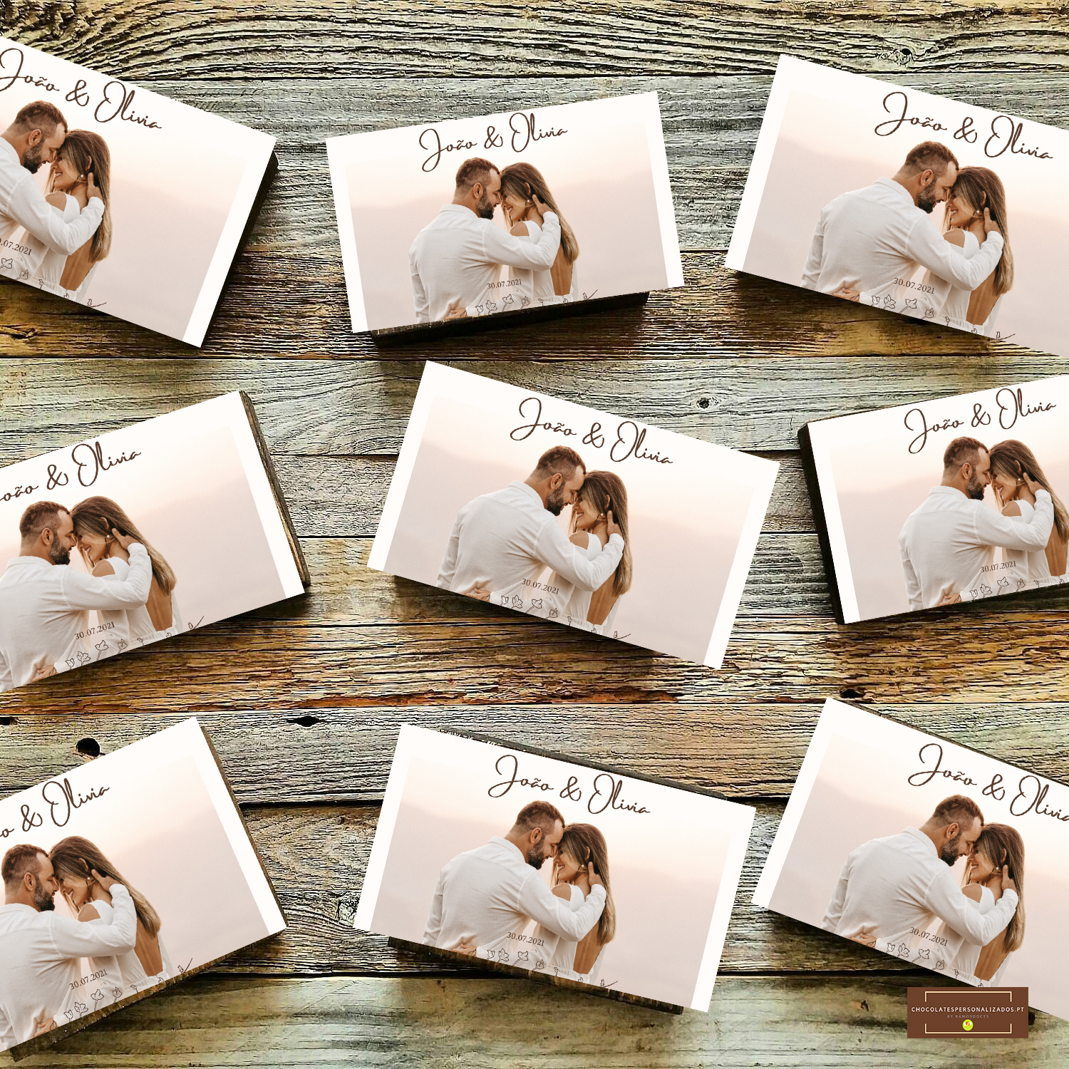 Caixas brancas com imagem de casal abraçado e texto João & Olívia sobre mesa de madeira