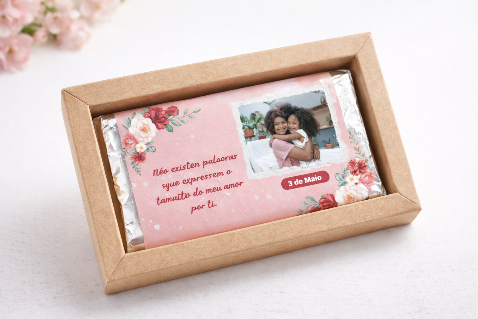 Chocolate embalado com capa rosa, flores e fotografia de mãe e filha