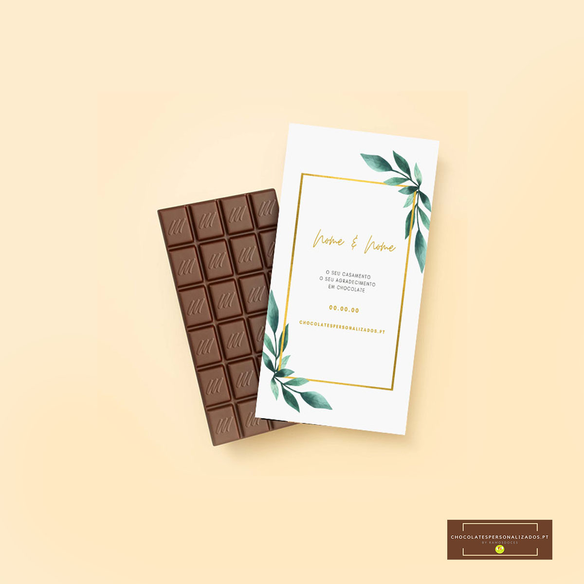 Barra de chocolate com rótulo branco decorado com folhas verdes e moldura dourada.