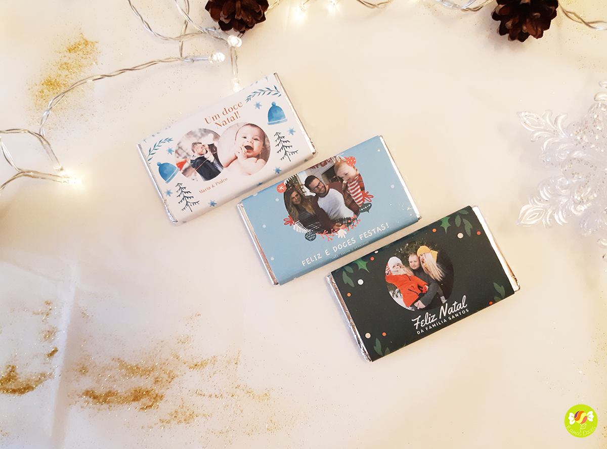 Barras de chocolate com embalagens personalizadas natalinas e decoração festiva