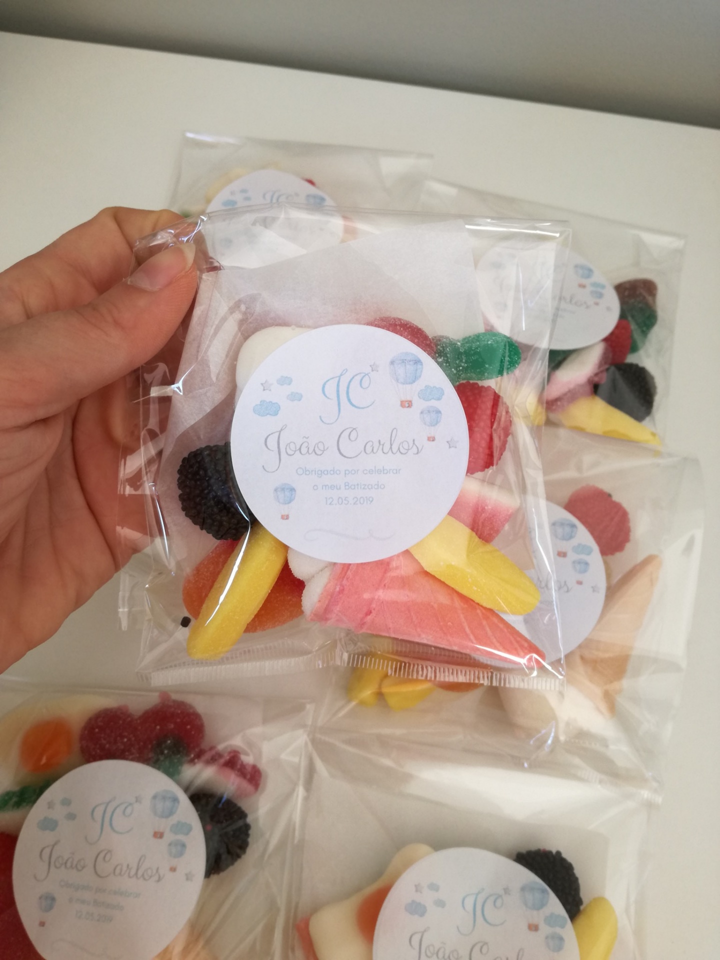Pacote transparente de gomas com etiqueta personalizada para batizado