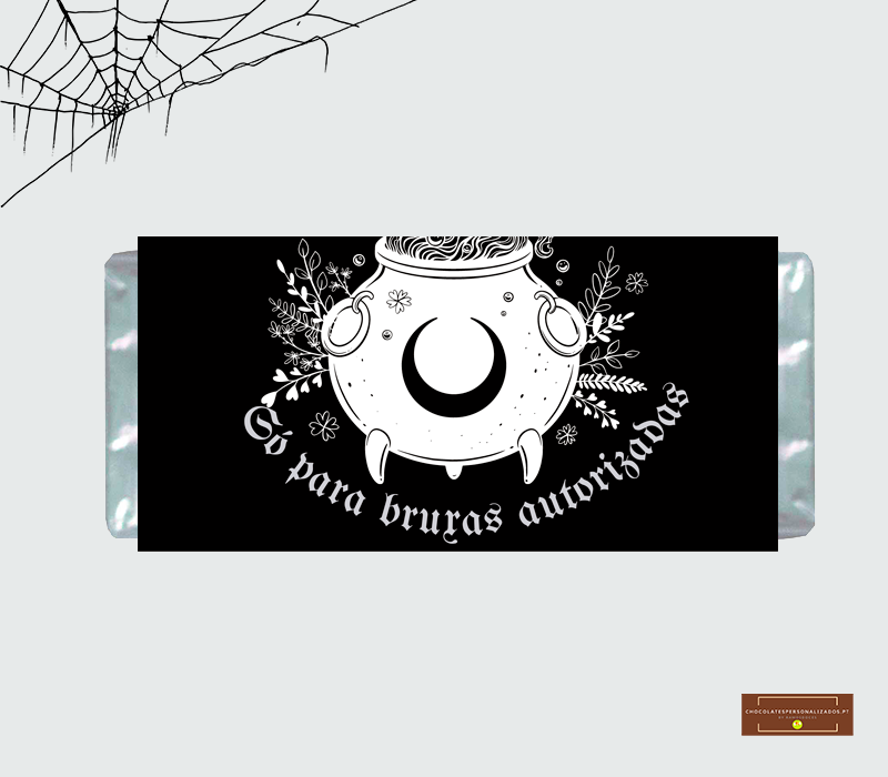 Embalagem de chocolate com etiqueta preta e caldeirão com crescente e texto 'Só para bruxas autorizadas'