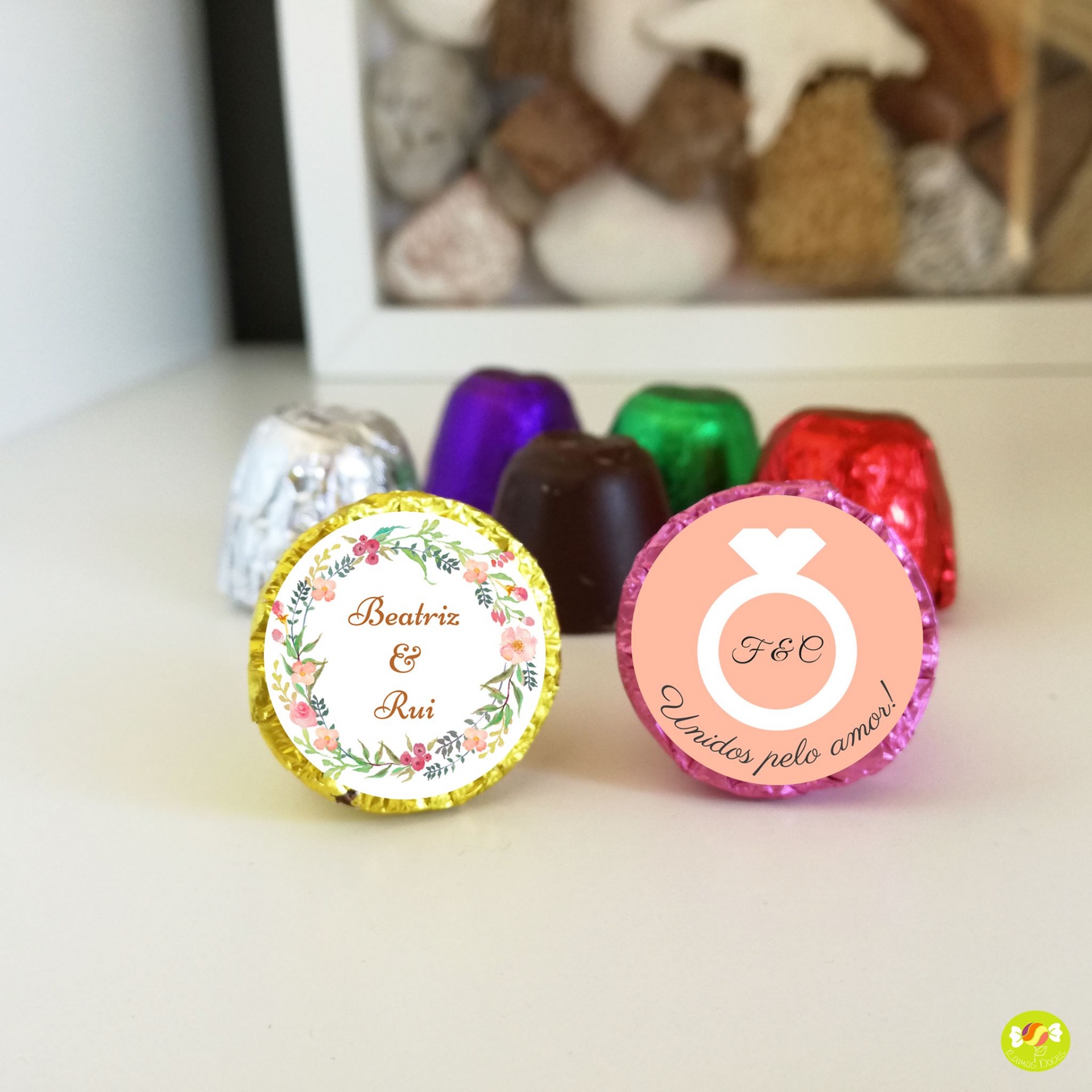 Bombons coloridos com rótulos personalizados e papel metalizado