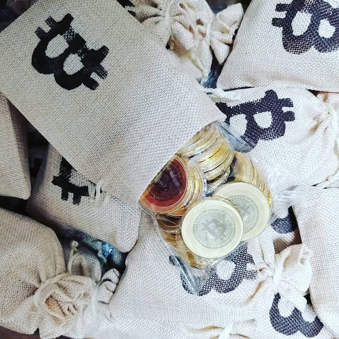 Bolsas de tecido com símbolo Bitcoin e moedas plásticas douradas