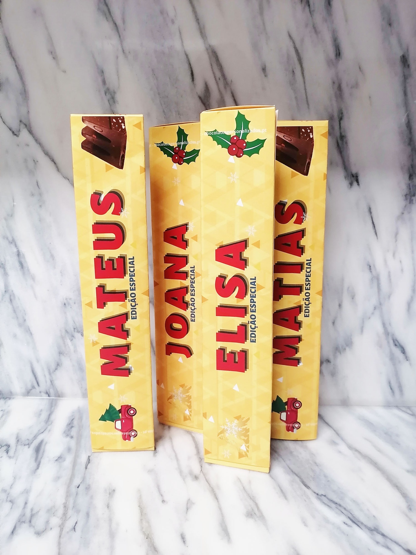 caixas amarelas de chocolate edição especial com nomes e motivos natalinos