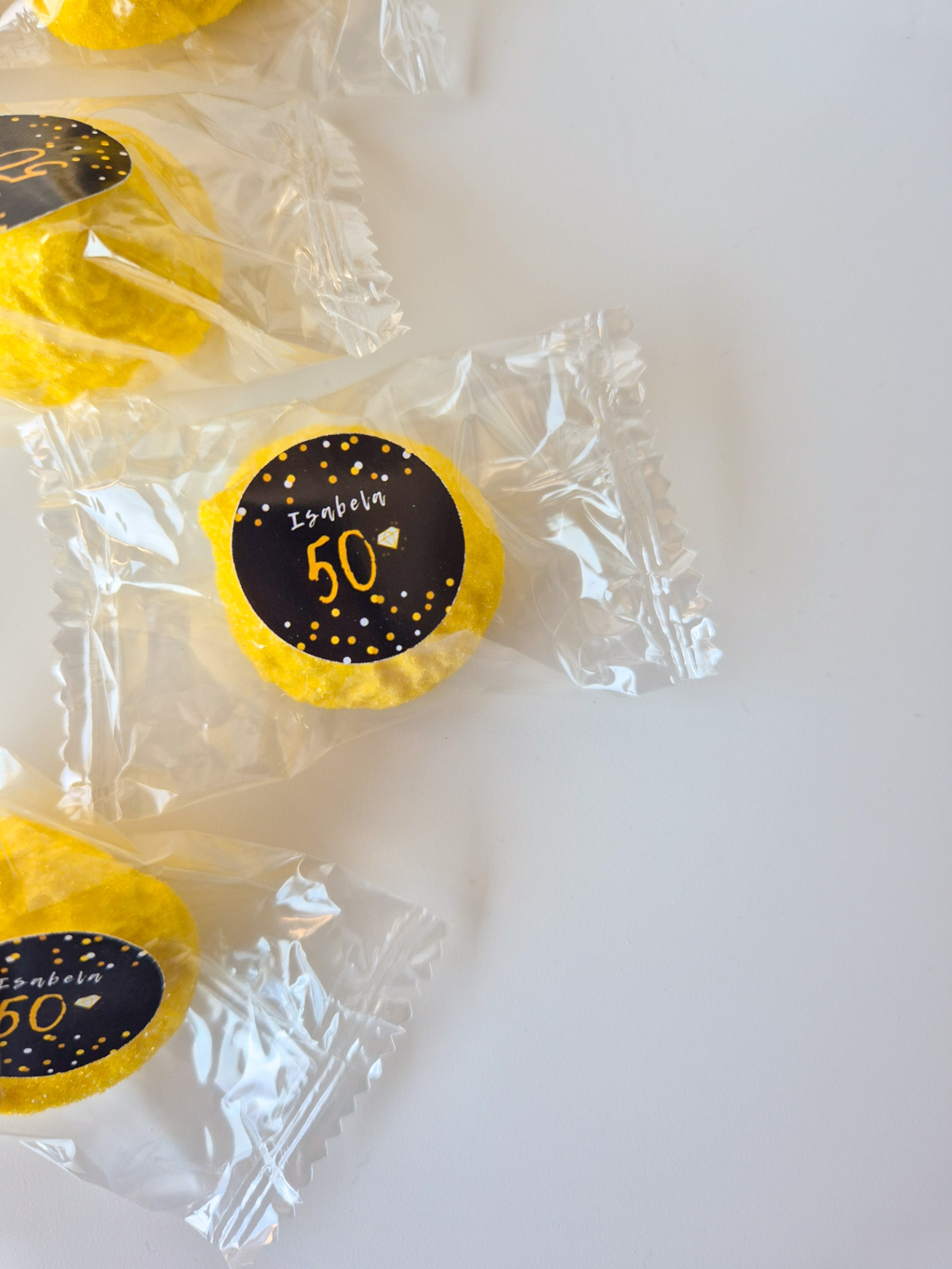 Macarons amarelos embalados individualmente com etiqueta 