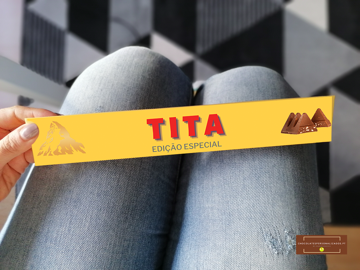 Embalagem amarela de chocolate TITA com texto vermelho e dourado