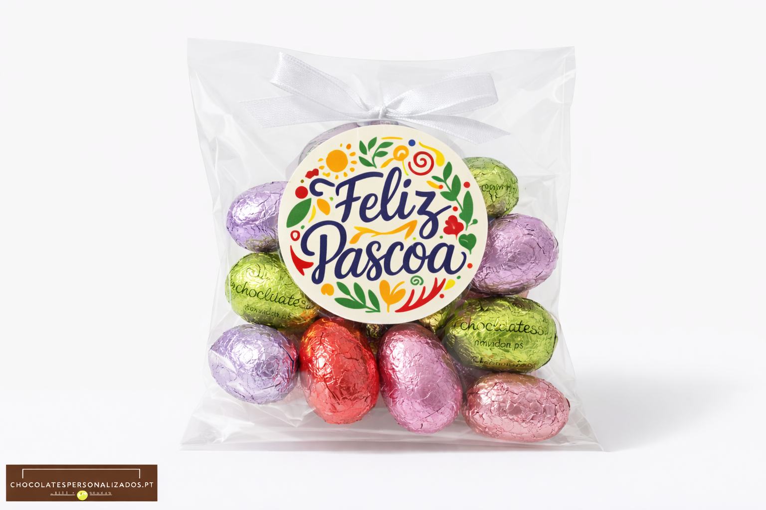Pacote de ovos de chocolate coloridos com etiqueta feliz Páscoa