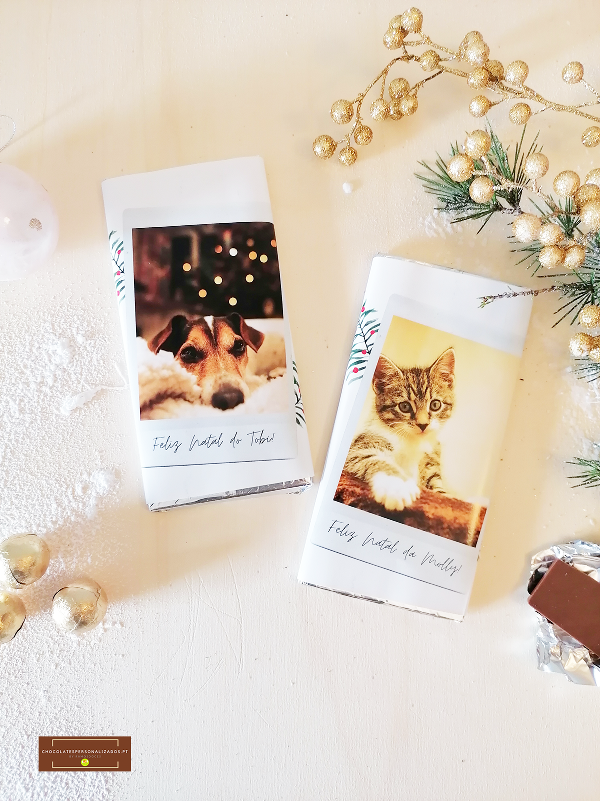 Barras de chocolate com embrulho natalício com fotos de um cão e um gato e texto de Feliz Natal