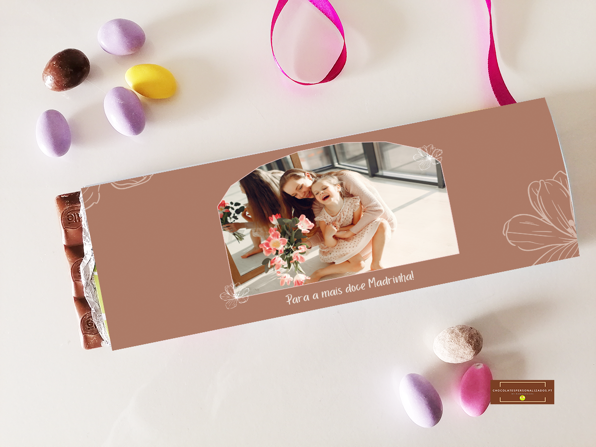 Embalagem de chocolate personalizada com foto e ovos de chocolate coloridos ao redor