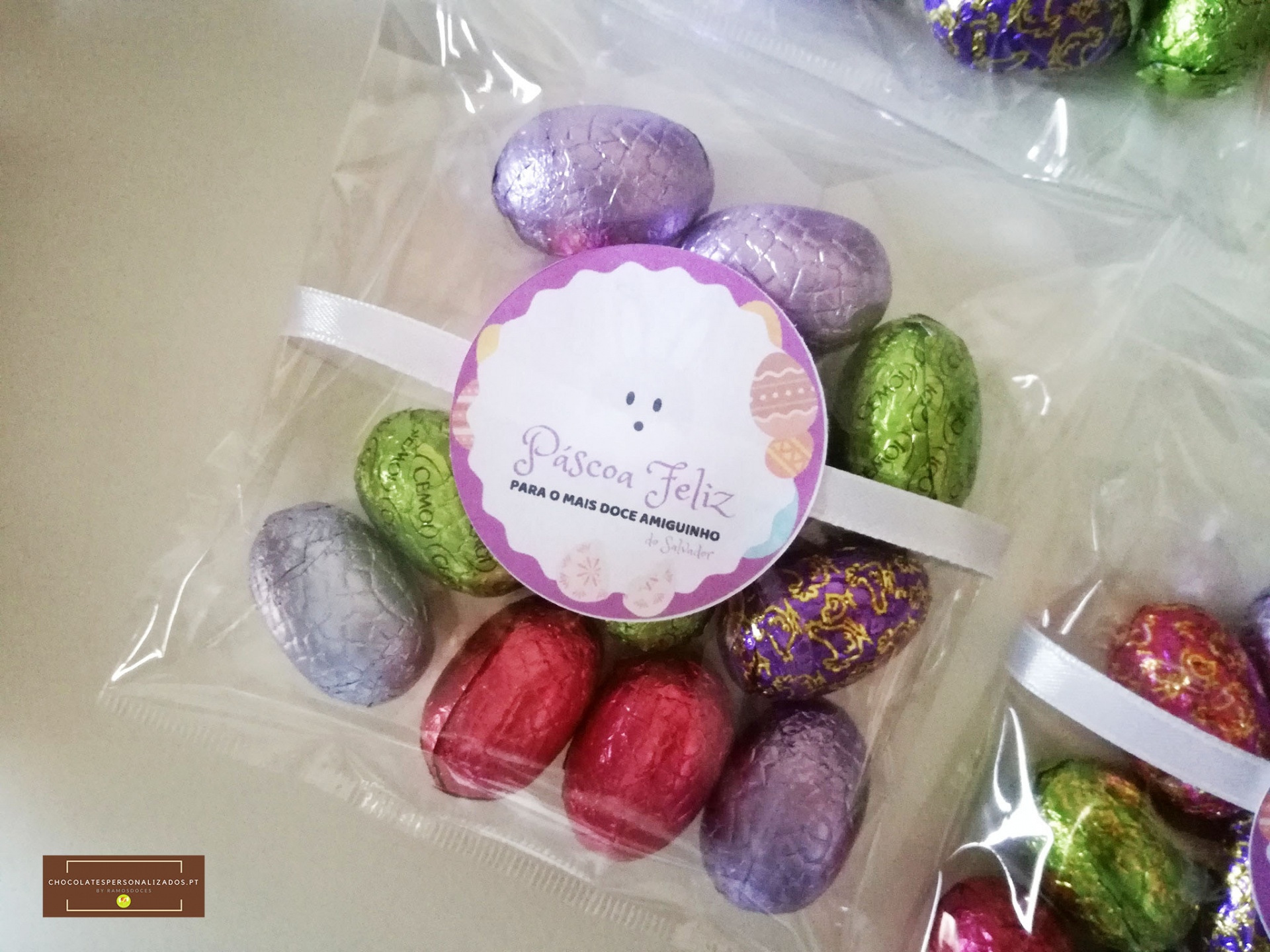 Ovos de chocolate coloridos embalados para Páscoa com etiqueta temática
