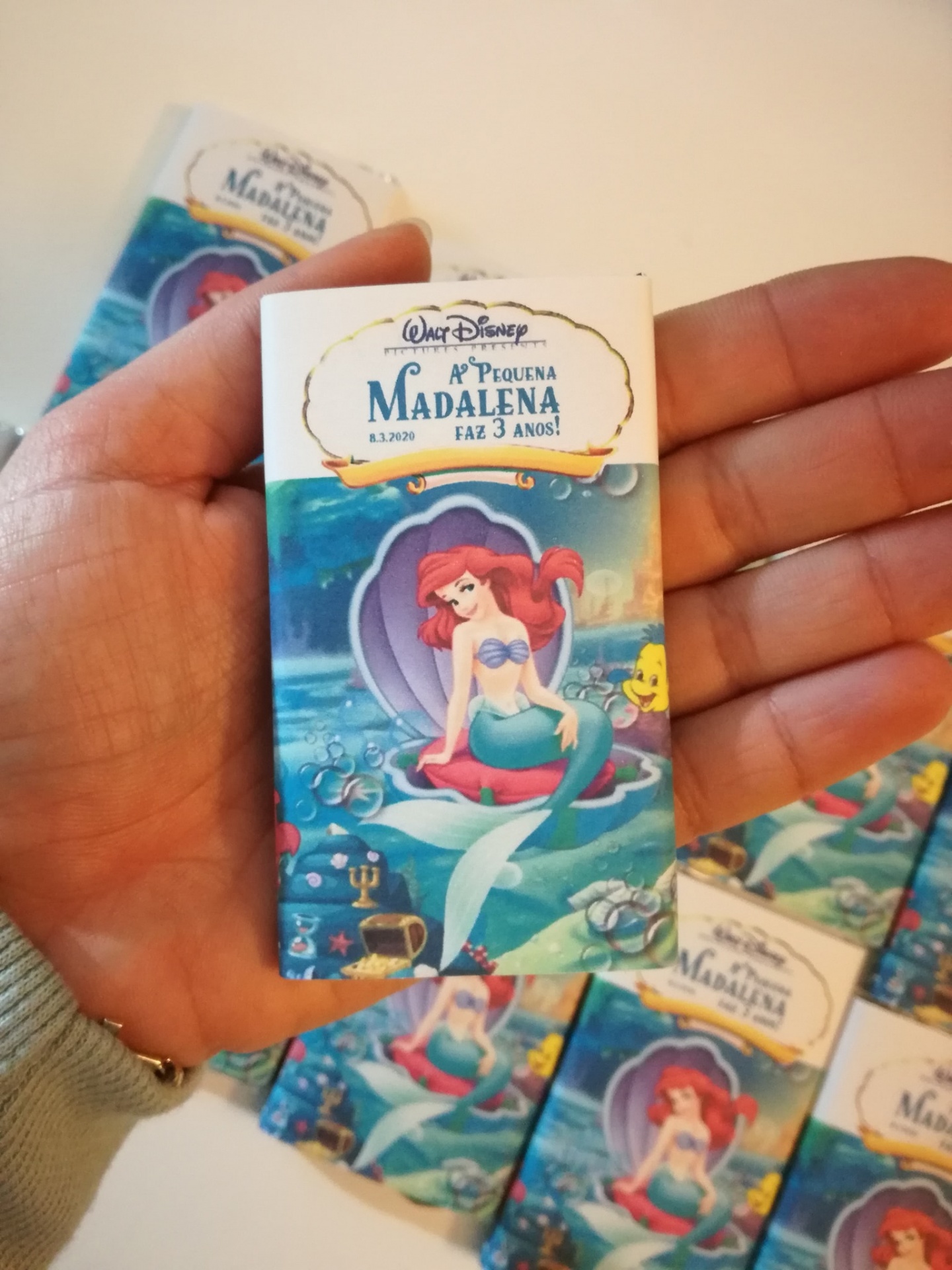 Barra de chocolate temática da Pequena Sereia da Disney com texto personalizado para aniversário