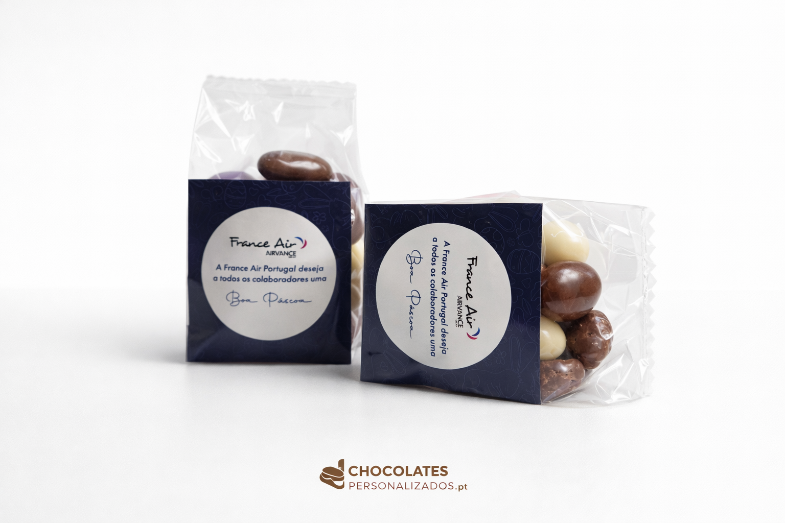 Pacotes de chocolates variados com etiquetas personalizadas da France Air Portugal em fundo branco.