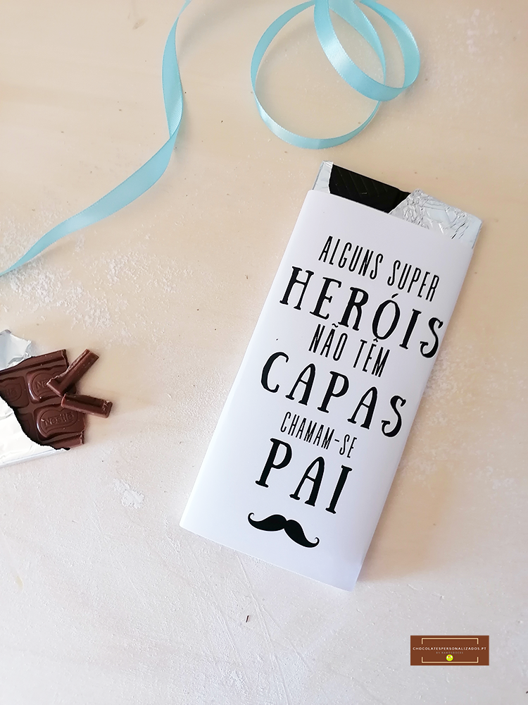 Barra de chocolate com embalagem com mensagem para pais e fita azul