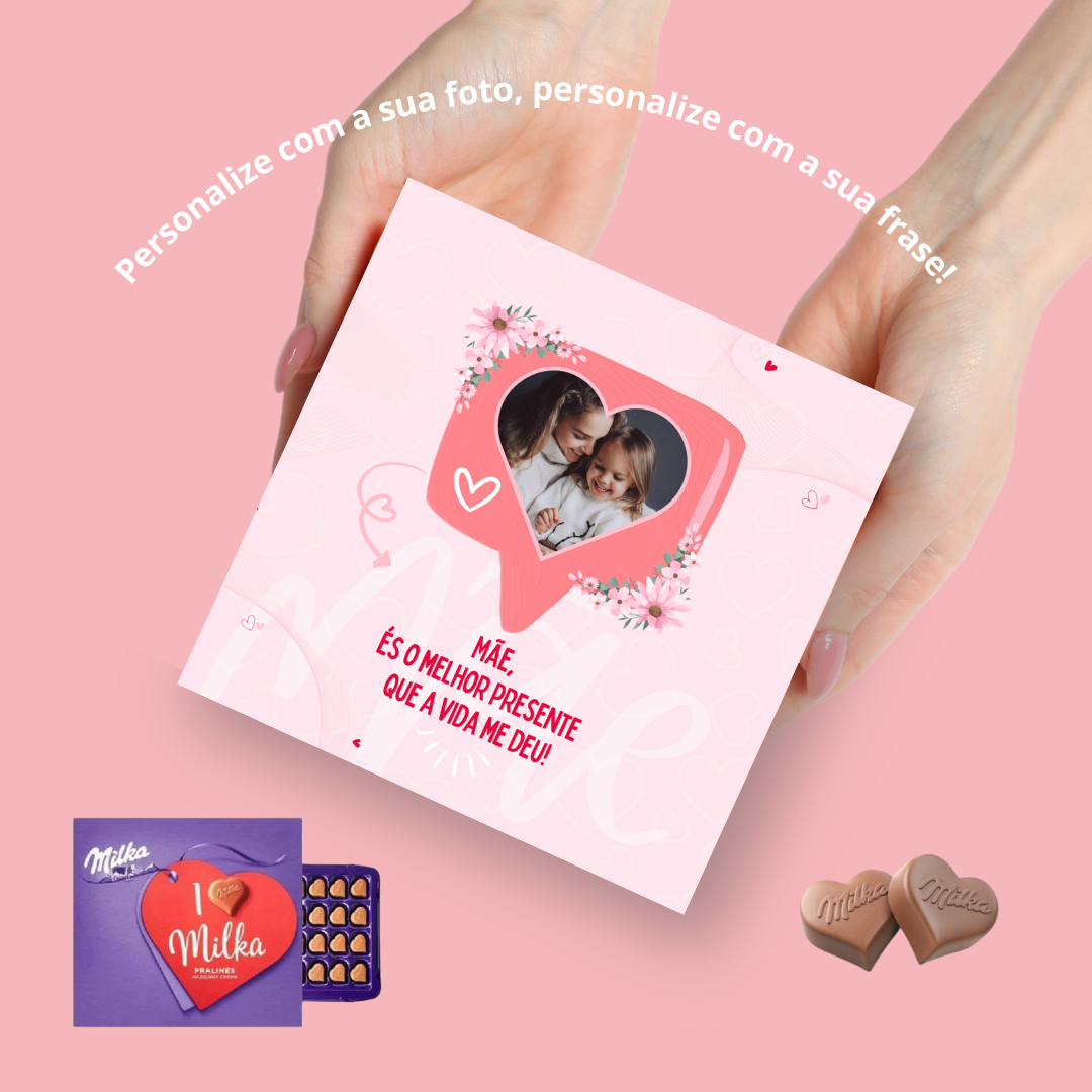 Cartão rosa personalizado para Dia da Mãe com foto e texto, caixa de chocolates Milka e chocolates em forma de coração.