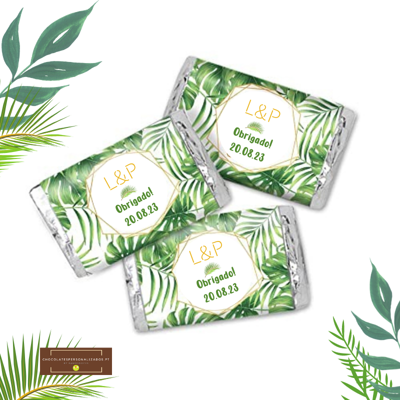 Três mini barras de chocolate com rótulos de folhas verdes e texto 