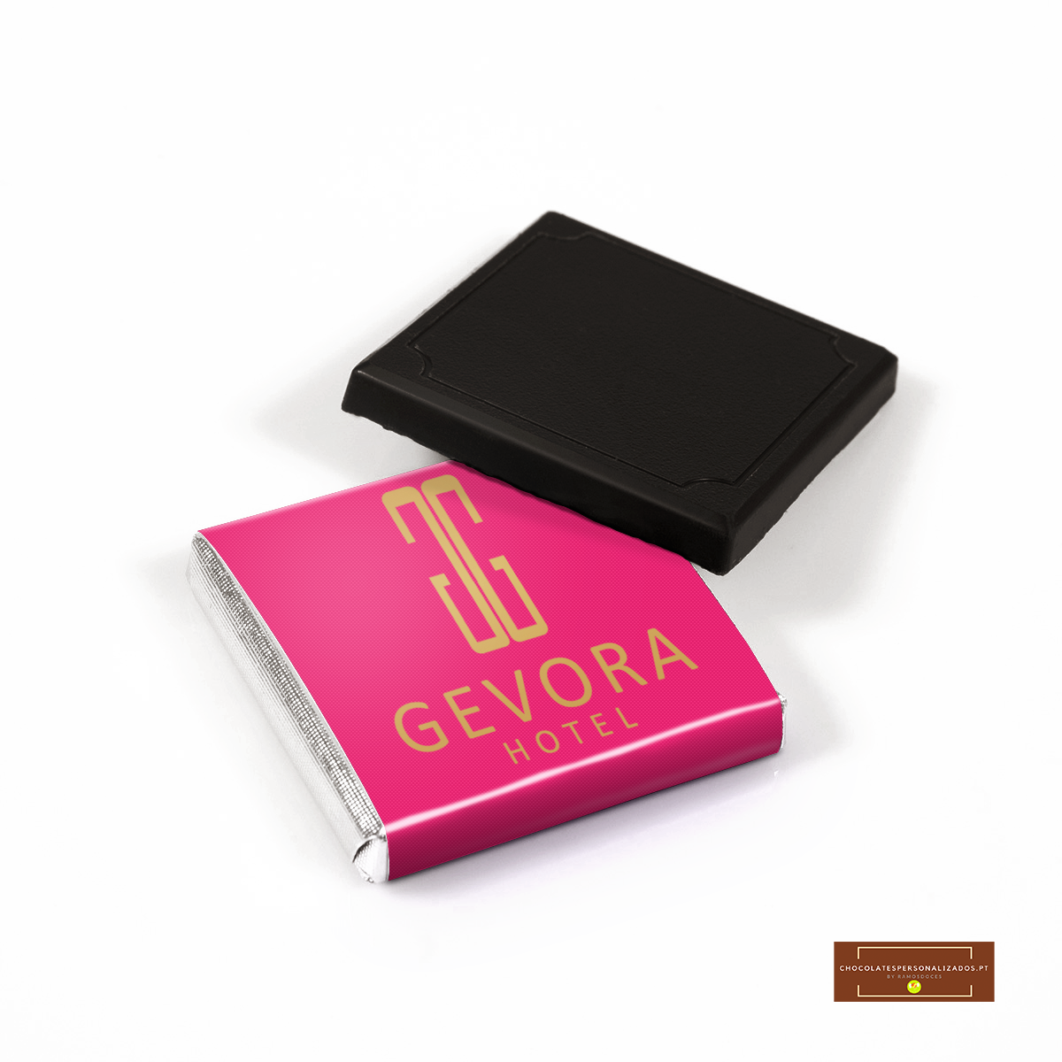 Chocolate embalado com embalagem rosa e inscrição 'GEVORA HOTEL' e caixa preta