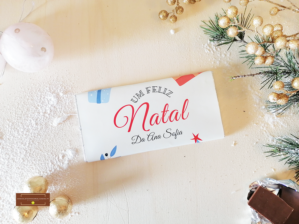 Barra de chocolate com embalagem natalícia branca e decorada com texto e desenhos coloridos