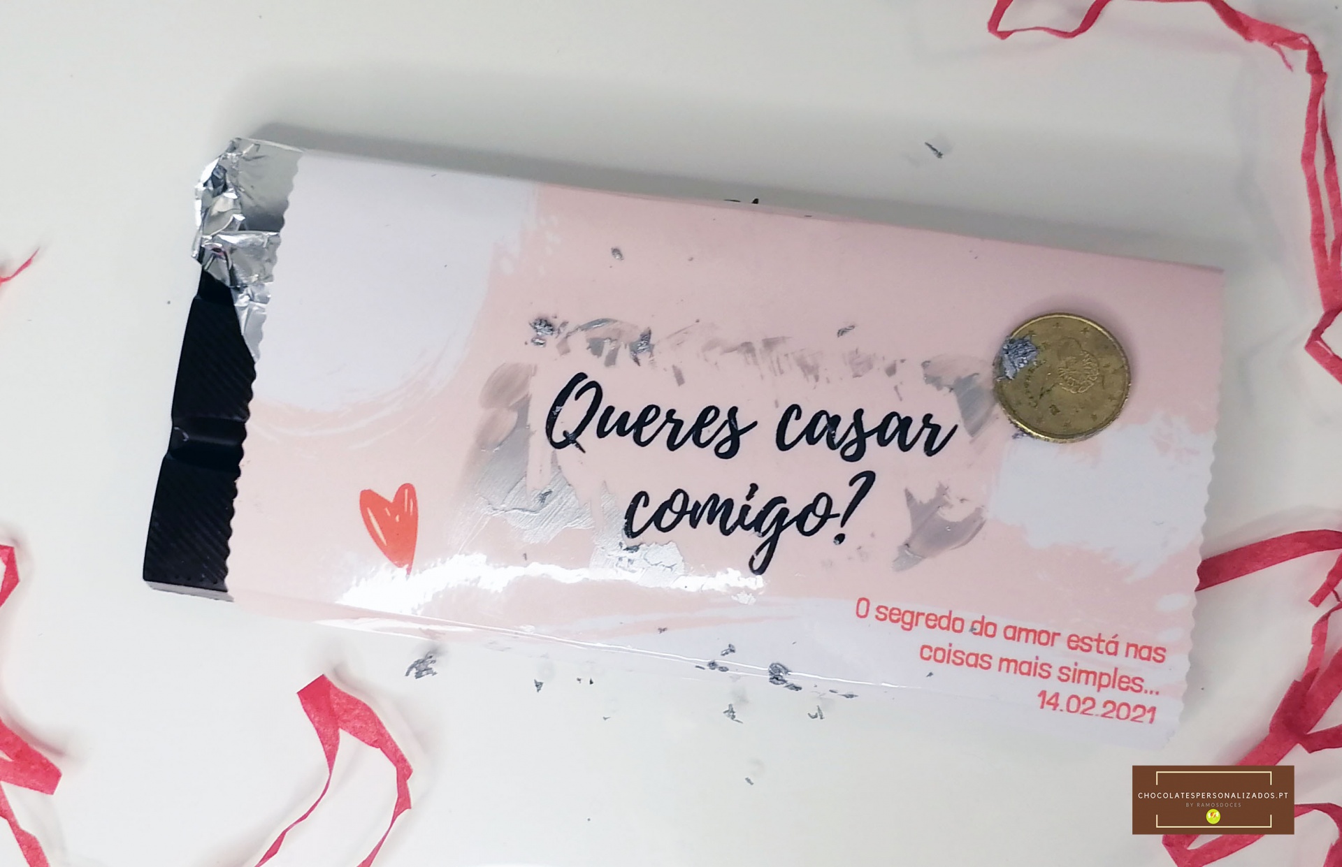 Barra de chocolate com convite para casamento e moeda cravada na embalagem