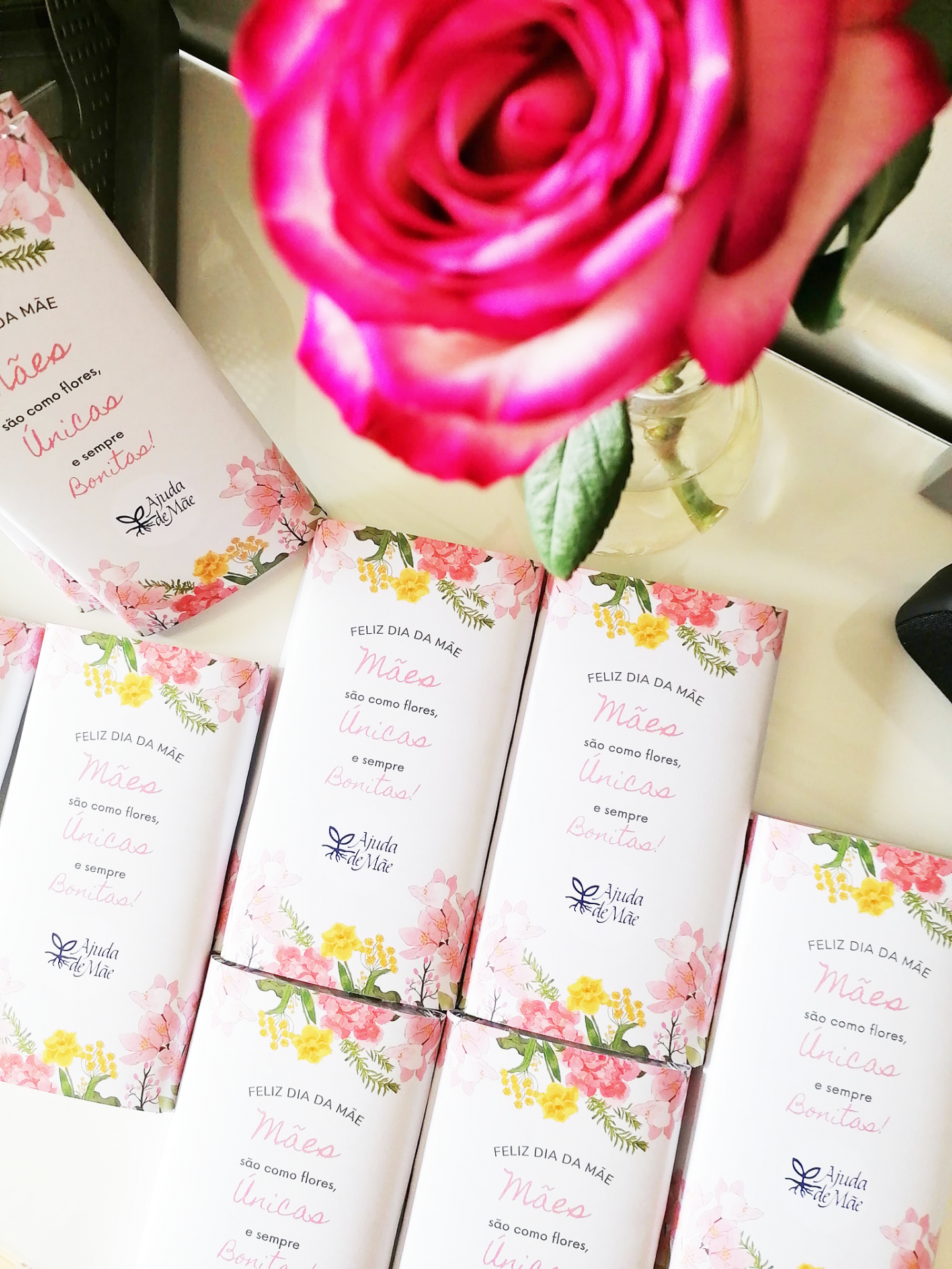 Barras de chocolate com mensagens de Dia da Mãe e rosa cor-de-rosa em vaso
