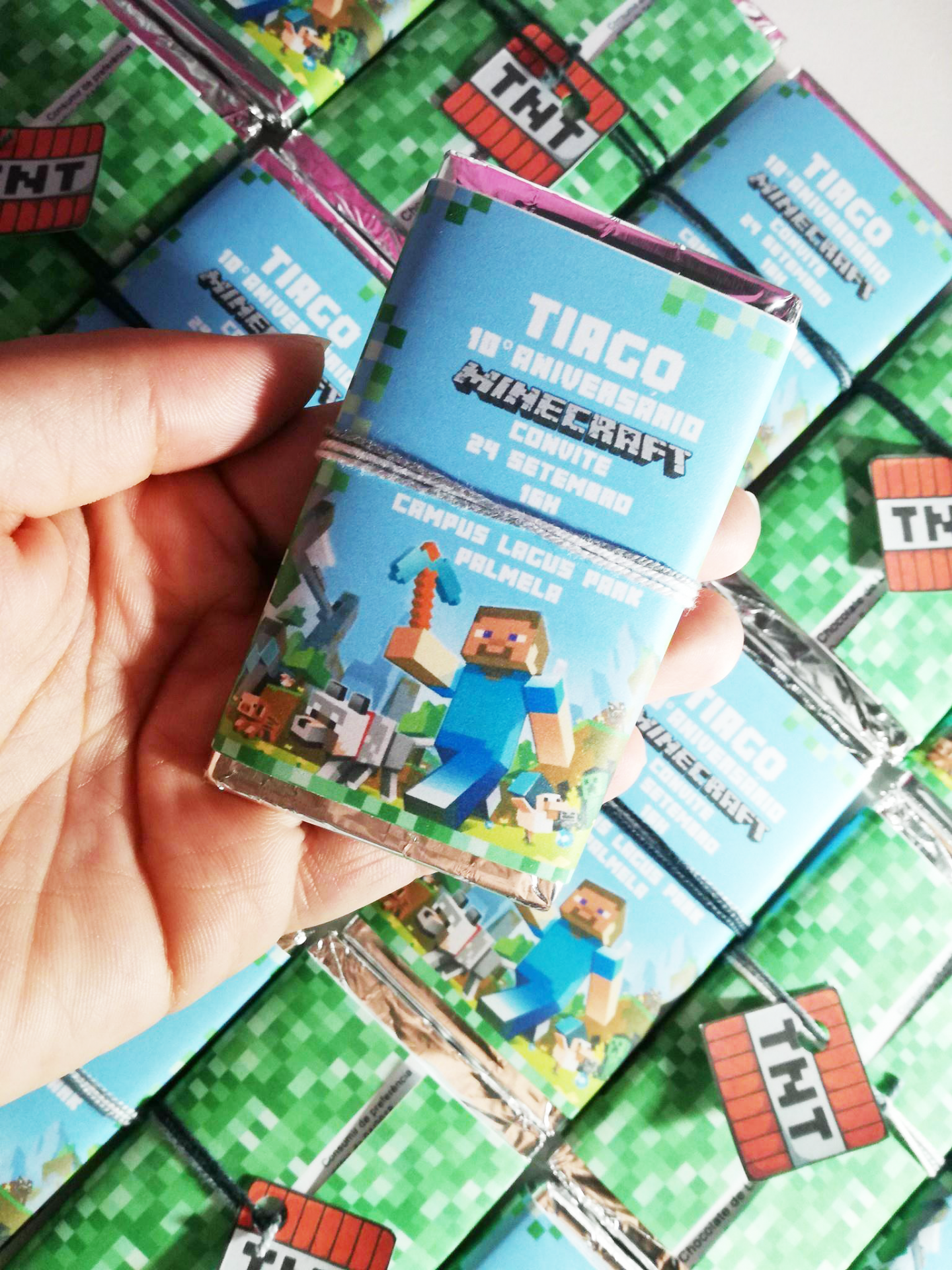 Barra de chocolate personalizada para aniversário com tema Minecraft e texto do evento.