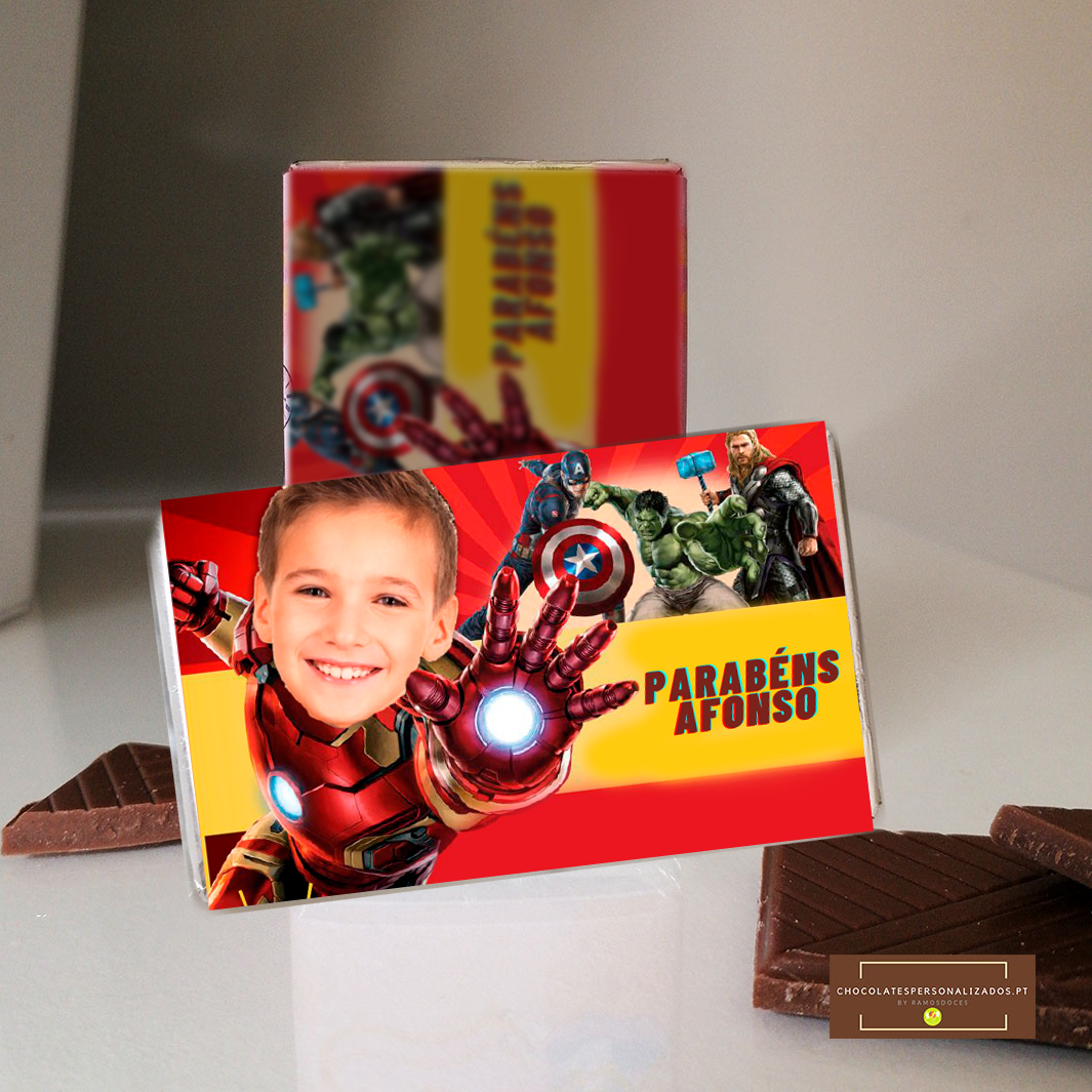 Caixa de chocolate personalizada com imagem de criança e personagens dos Vingadores, texto PARABÉNS AFONSO