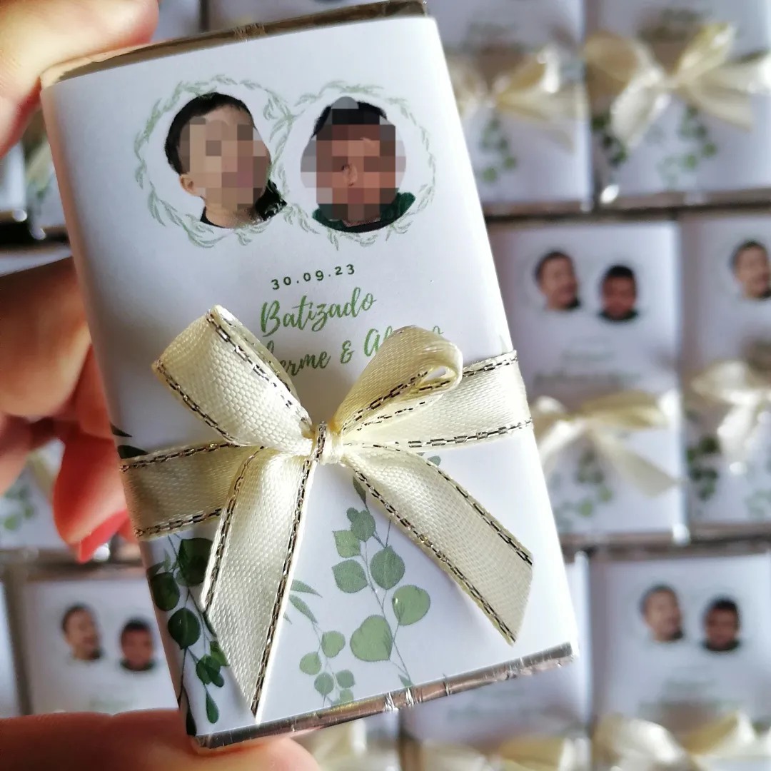 Caixa branca personalizada para batizado com fotos pixelizadas, texto e laço bege