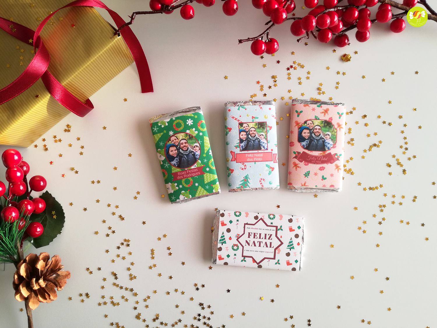 Barras de chocolate personalizadas com fotografia e texto de Natal, decoradas em fundo branco com elementos natalícios.