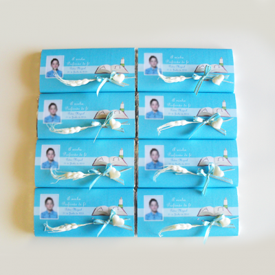 Lembranças de comunhão azuis com fotografia, texto e fita azul