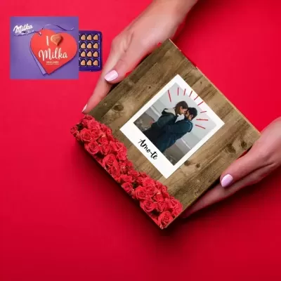 Caixa decorativa com foto de casal e rosas vermelhas
