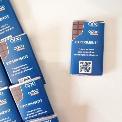 Empresas | Os chocolates personalizados da Arxi Caixas azuis com texto e QR code, design de chocolate