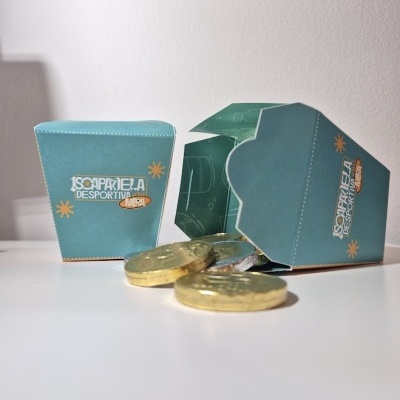 Frascos verdes de cartão com moedas de chocolate