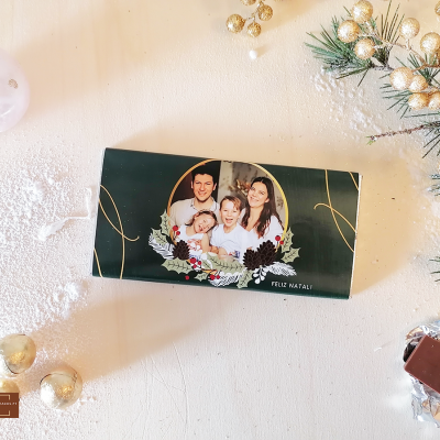 Caixa de chocolate verde com foto de família e decoração natalícia