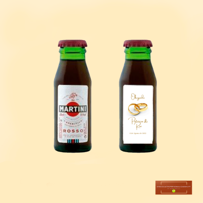 Duas garrafas pequenas de vidro verde com tampa vermelha e rótulos diferentes