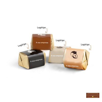 Pequenos chocolates quadrados com embalagens coloridas e textos 