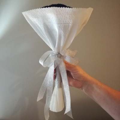 Bouquet&#x20;de&#x20;Gomas&#x20;Elegante&#x20;em&#x20;Azul&#x20;e&#x20;Branco&#x20;com&#x20;La&#x00E7;o&#x20;Prateado