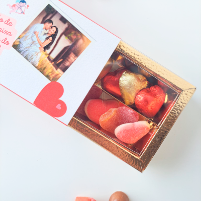 Caixa de bombons e gomas em forma de coração e morango com embalagem personalizada de casal