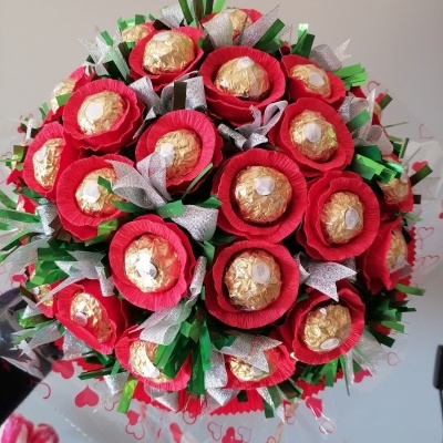 Bouquet de bombons Ferrero Rocher envoltos em papel colorido vermelho, verde e prateado