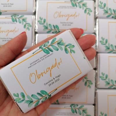 Mini barras de chocolate com rótulos brancos e folhas verdes, texto Obrigado e nomes Carolina & Hugo 29.09.2021