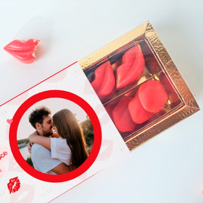 Caixa de chocolates em forma de lábios vermelhos com fotografia e mensagem em português na embalagem.