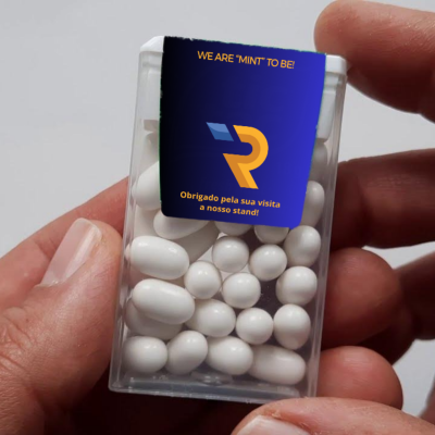 Embalagem transparente com pastilhas brancas e rótulo azul com texto amarelo