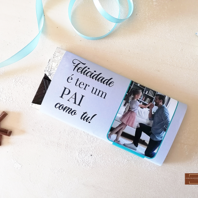 Barra de chocolate com mensagem para o pai e fotografia de pai com criança