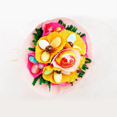 Bouquet decorativo de flores de papel e plástico coloridas com folhas artificiais e embalagem rosa