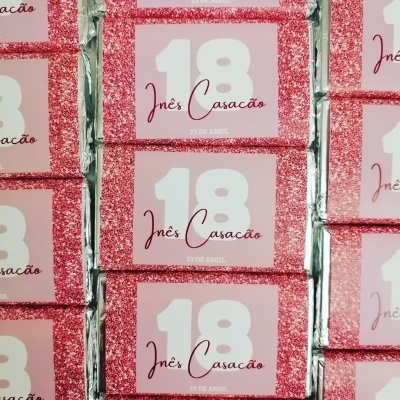 Barras de chocolate com etiquetas rosa e texto 18 Inês Casacão 29 DE ABRIL